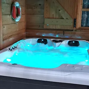 https://au-petit-chalet-avec-son-spa-escapade-en-amoureux.hotels-rhonealpes.com