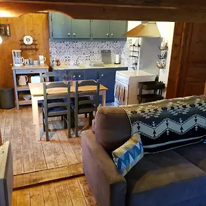 https://petit-chalet-savoyard.hotels-rhonealpes.com